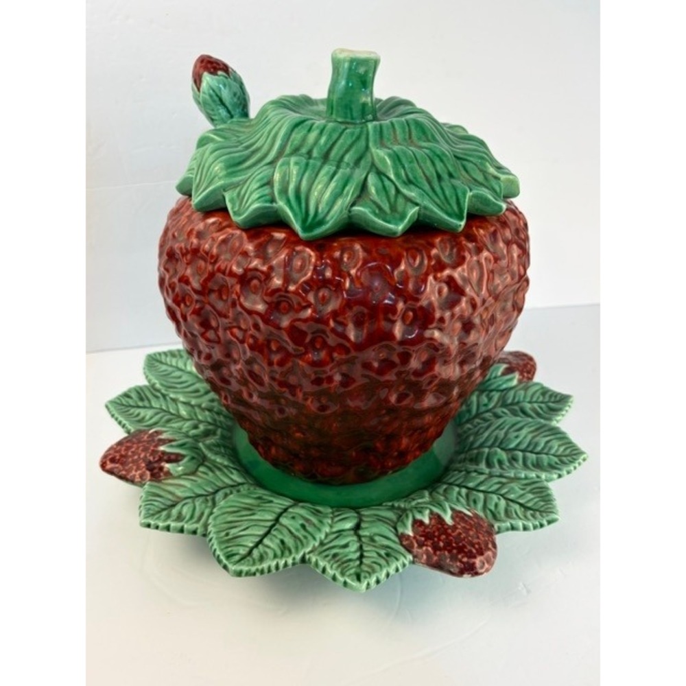 Bordallo Pinheiro Strawberry Tureen with Ladle and Leaf Underplate Portugal5